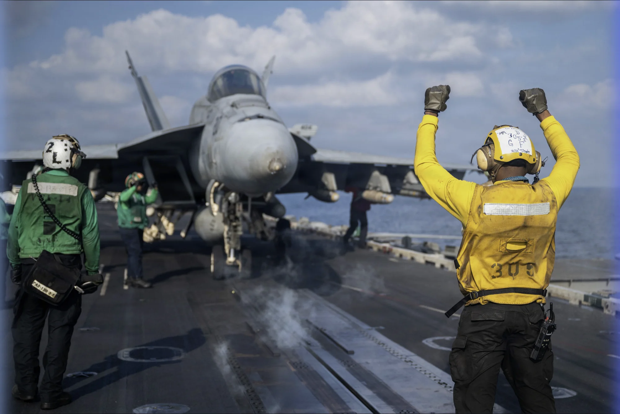 林肯號航母（CVN-72）甲板上，F/A-18 準備彈射（圖片來源：美軍中央司令部 CENTCOM）